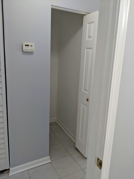 Extra Closet - 1457 N Rockwell St