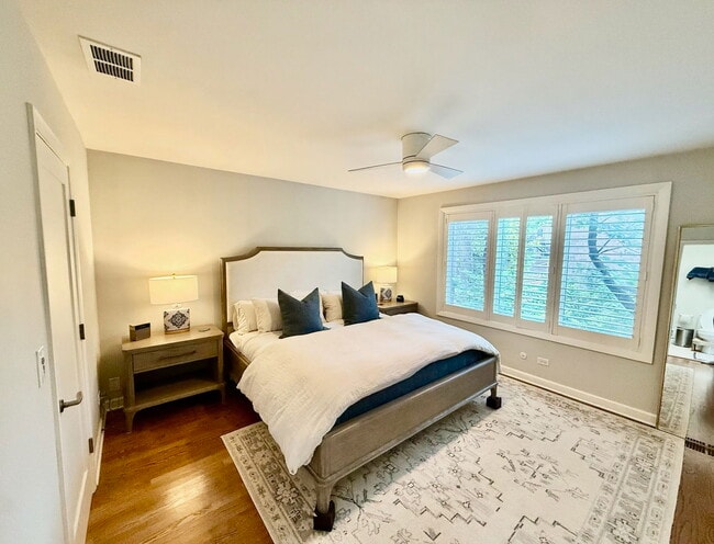 Building Photo - 747 W Dickens Ave