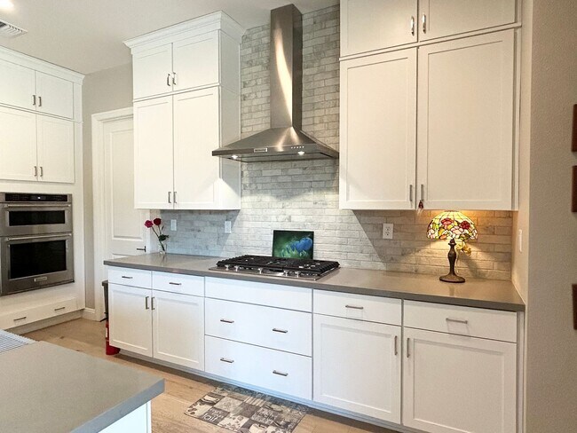 Building Photo - Luxury 55+ Executive Home- Fully Furnished