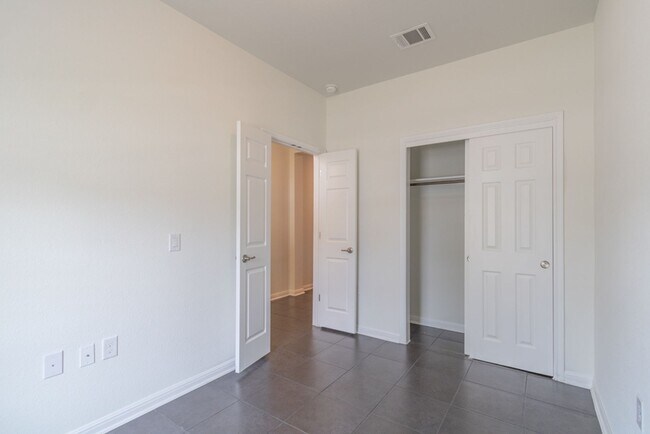 Building Photo - 909 Durness Dr
