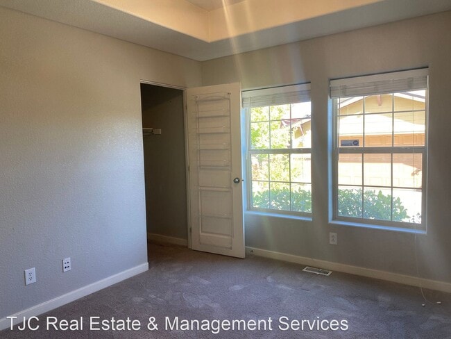 Building Photo - 2202 Valentia St