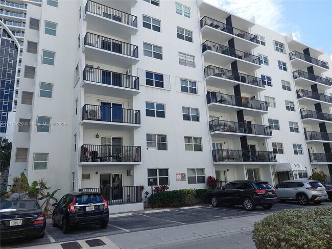 Primary Photo - 3000 Riomar St