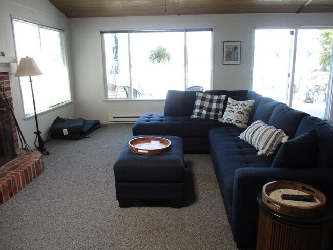 Building Photo - Charming Partially Furnished Waterfront Home in Gig Harbor