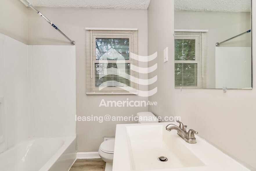 Building Photo - 2309 Dexter Ave