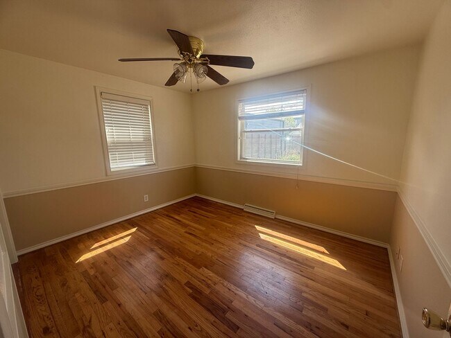 Building Photo - $0 DEPOSIT OPTION. CLASSIC CHARACTER MEETS COMFORT: 2-BED, 1-BATH IN AN INVITING TRIPLEX