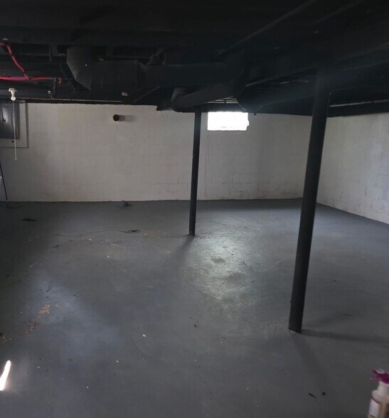 Building Photo - 14867 Hubbell Ave