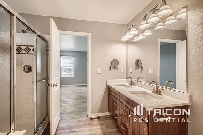 Building Photo - 12440 Village Cir
