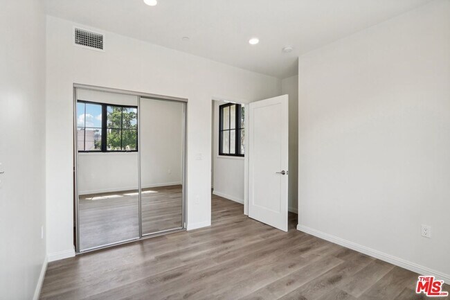 Building Photo - 951 S Wilton Pl