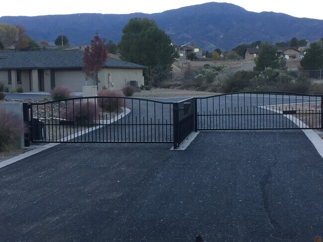 Building Photo - NO STAIRS- NO ONE ABOVE YOU! 2 Bedroom, 2 ...