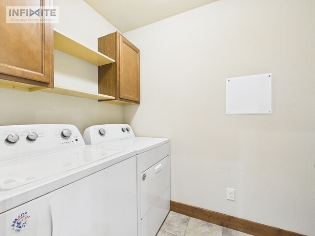 Building Photo - 895 Longbow Ln