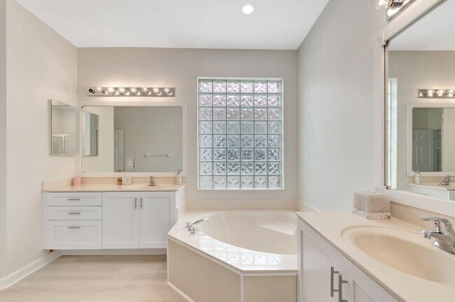 Building Photo - 7566 Pebble Shores Terrace
