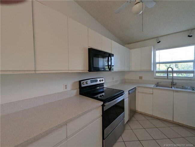 Building Photo - 8291 SE Croft Cir