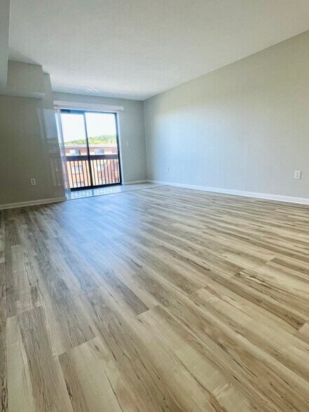 Building Photo - 2400 Harbor View Dr
