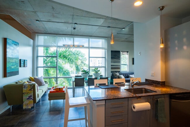 Building Photo - 335 SE 6th Ave