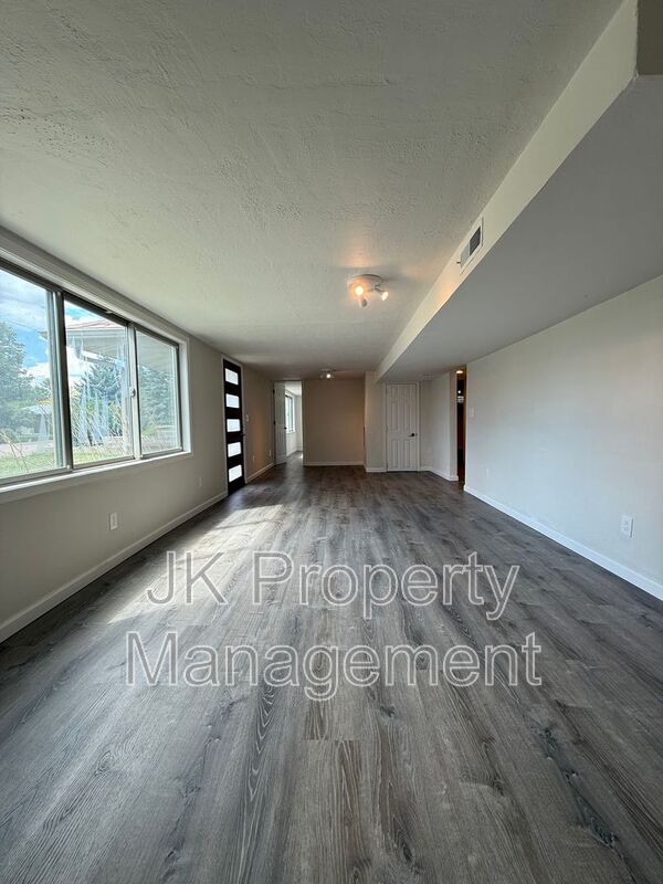 Building Photo - 105 Riverview Dr W