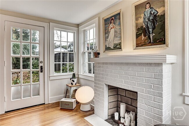 Building Photo - 725 E 53rd St