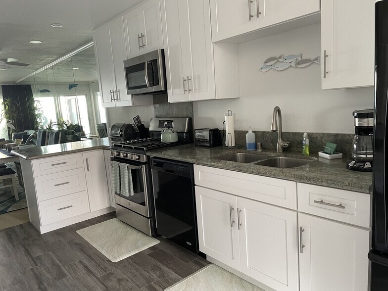 Building Photo - 3755 Ocean Front Walk