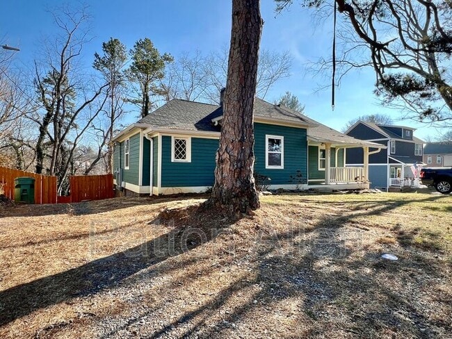 Building Photo - 125 Burton St