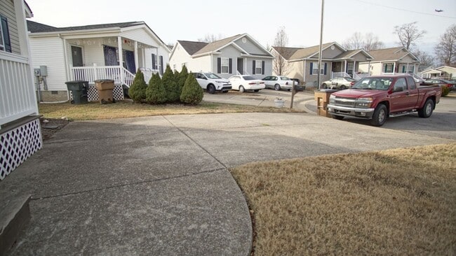 Building Photo - 3 Bed 2 Bath home with pool and lawncare included for $1850!!!