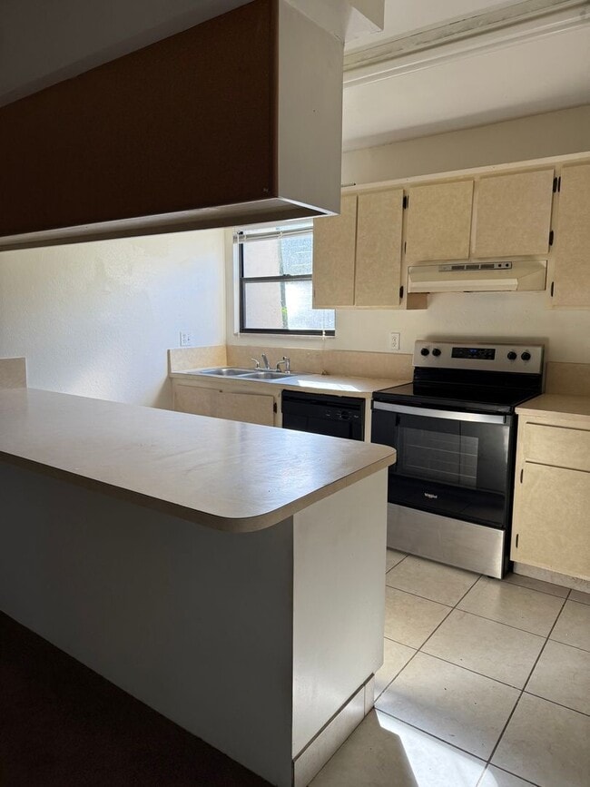 Building Photo - LEASE NOW AND ENJOY 50% OFF 2ND MONTH! Spa...