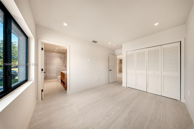 Building Photo - 2625 SW 32nd Ct