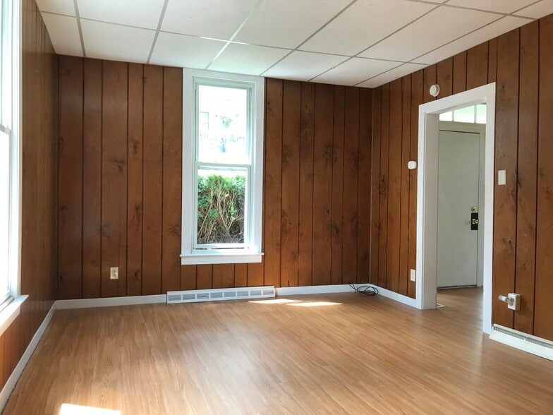 Living room - 136 N Fairview St