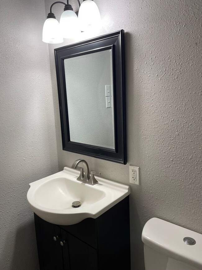 Building Photo - Available Now! *Pet Restrictions* 3 Bedroo...
