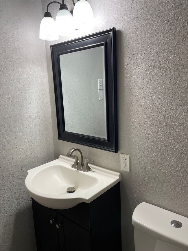 Building Photo - Available Now! *Pet Restrictions* 3 Bedroom/1 Bathroom in Temple