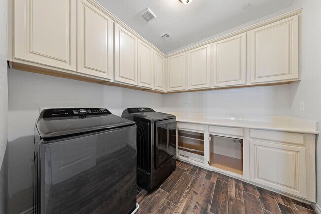 Building Photo - Luxury Living in Henderson's Tuscany: Spacious 4 Bedroom Home with Expansive Yard & More!