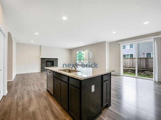 Building Photo - 5 Bed 3 Bath Single-Family Home Available ...