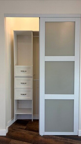Building Photo - 5255 Kenilworth Dr