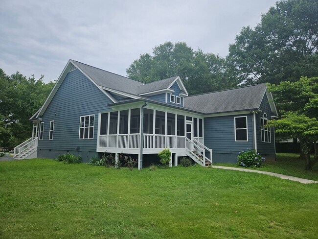 Building Photo - Spacious Hiram House on 1.37 Acres