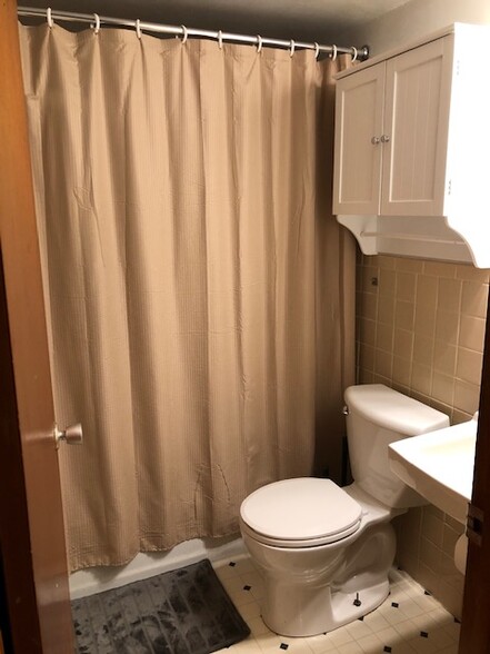 bathroom - 307 S Prairie St