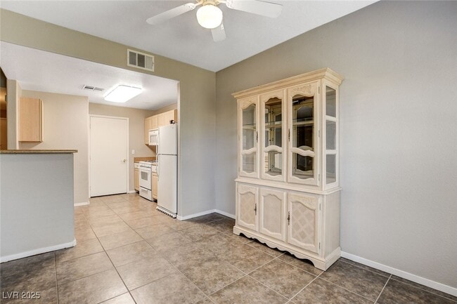 Building Photo - 8250 N Grand Canyon Dr