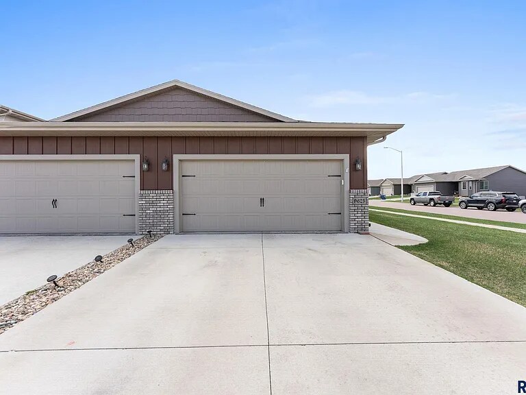Building Photo - 9625 W Broek Dr