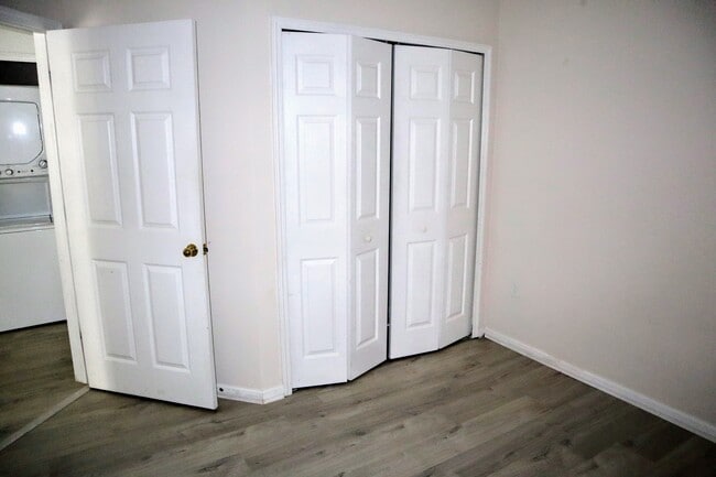 Building Photo - 8226 Green Parrot Rd