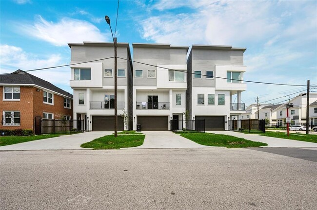 Building Photo - 2110 Live Oak St