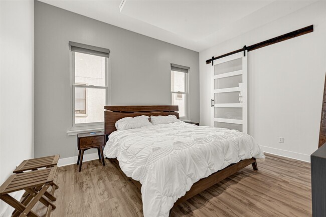 Building Photo - 1107 W 21st St