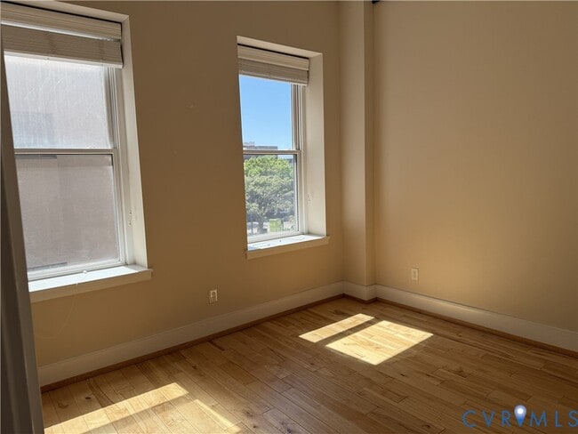 Building Photo - 105 E Broad St