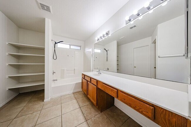 Building Photo - Charming 3-bedroom, 2-bathroom home locate...