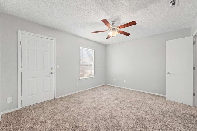 Building Photo - Charming 3-Bed Duplex with Cozy Fireplace on West Thrasher Drive, Fayetteville!