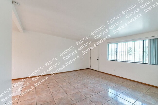Building Photo - 801 E Holaway Dr