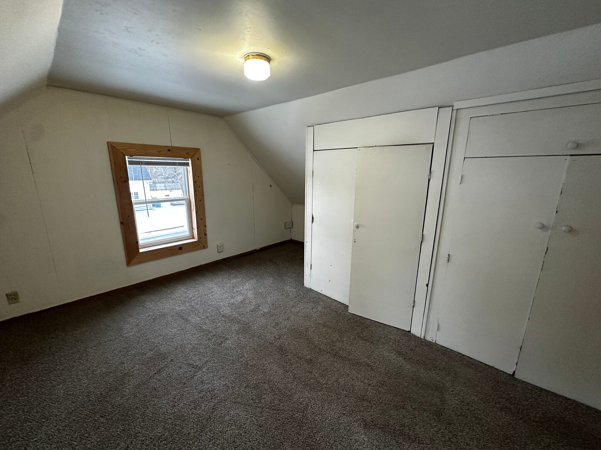 Building Photo - 1402 8th St E