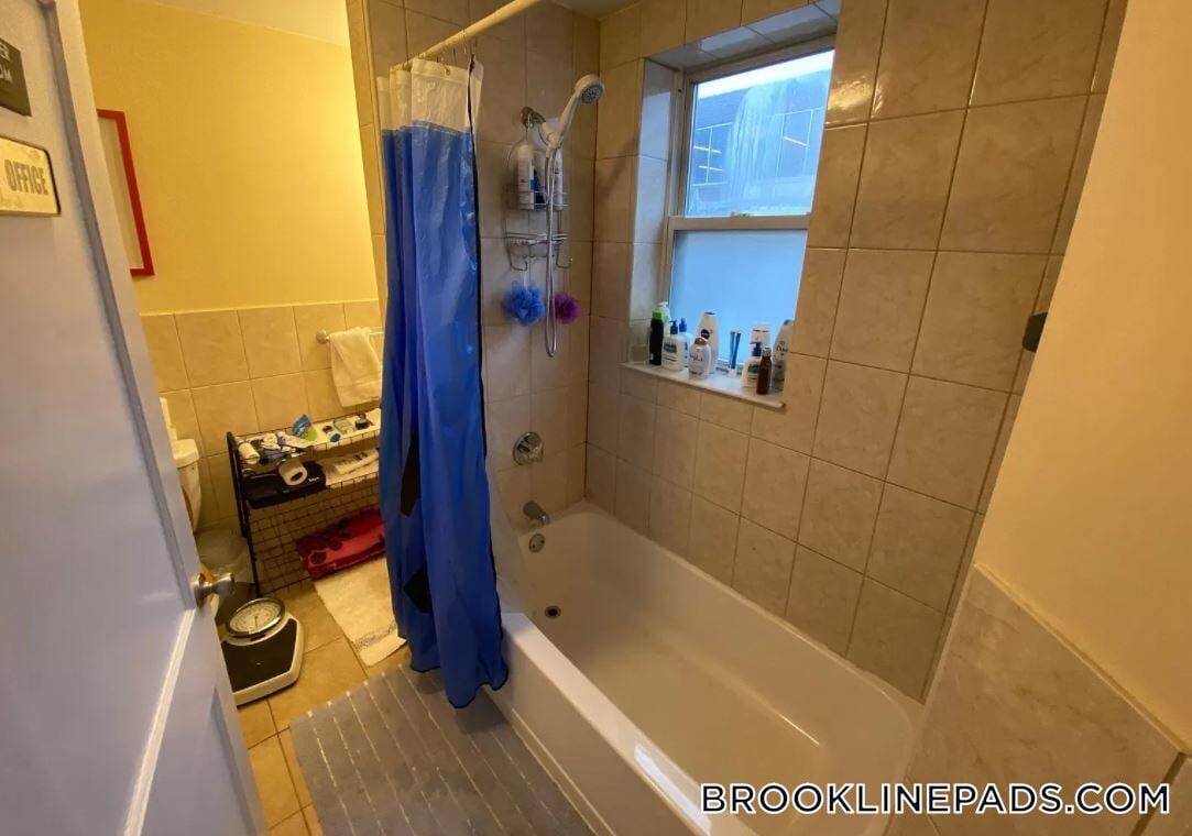 Building Photo - 170 Thorndike St