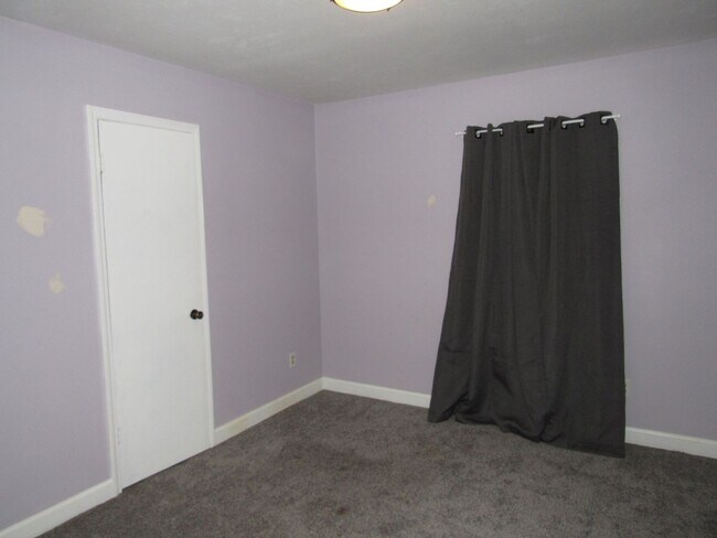 Building Photo - Close to schools, shopping & hospitals!