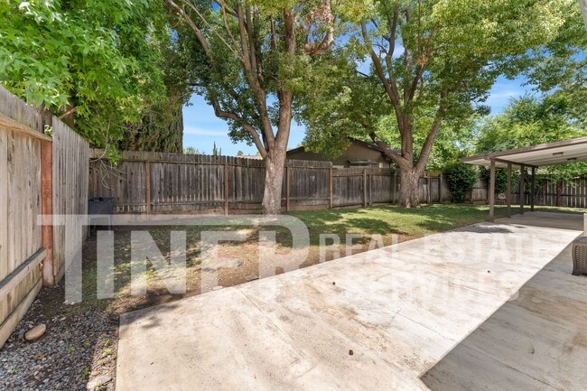 Building Photo - 8950 Salmon Falls Dr