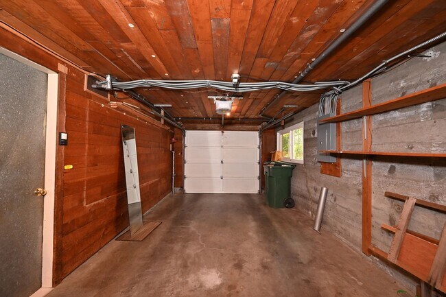 Building Photo - Spacious 4BR/2 BA Home in Quiet North-End ...