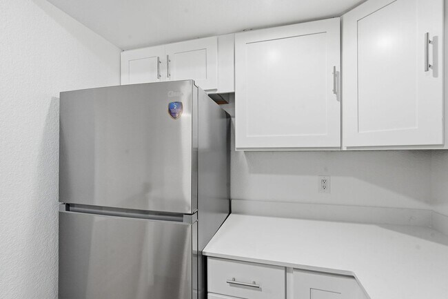 Building Photo - 317 N Vine Ave