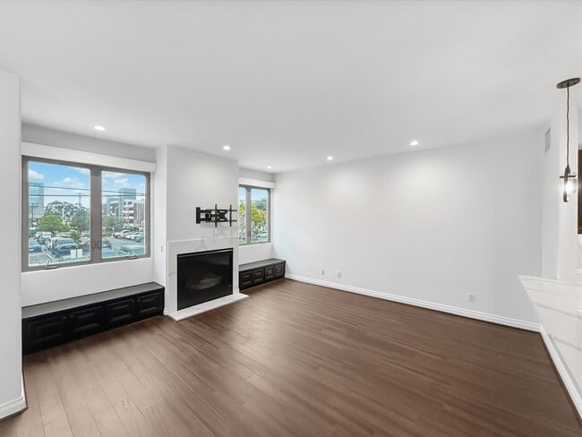 Building Photo - Beautiful 3BD/3.5BA W/ A/C and 2-Car Attached Garage in Hillcrest!