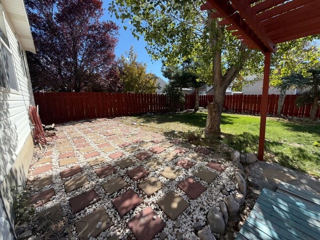Building Photo - Spacious Tri-Level Home for Rent in Tooele...